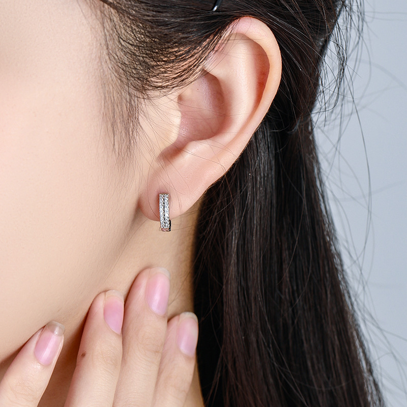 Xuping Europa y los Estados Unidos transfronterizos incrustados doble filas de aleación de cobre de piedra preciosa artificial chapado en aretes de orejas blancos pernos de orejas temperamento orejas personalizados
