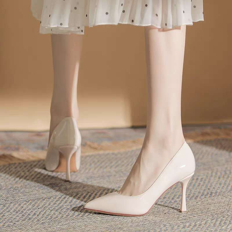 柔らかい皮の裸のハイヒールの女性2025年の新型の漆の先のセクシーな細い靴の黒色の職業の仕事の靴|undefined