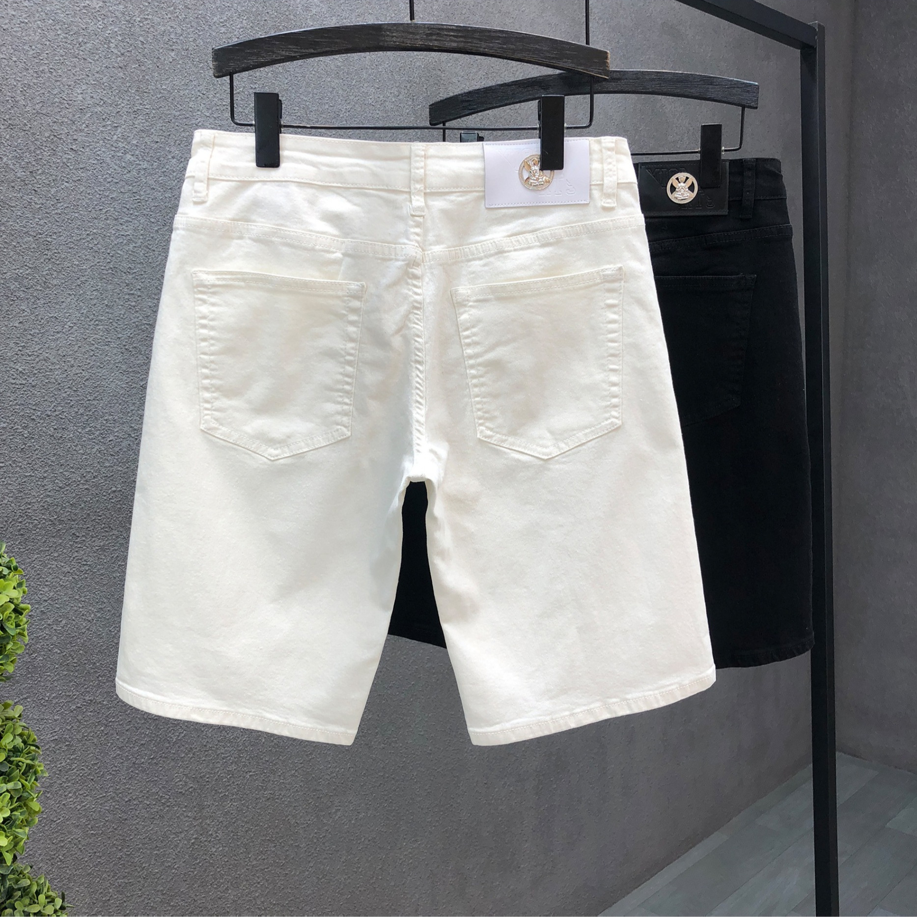 Jeans jóvenes guapo, pantalones cortos para hombres de verano delgados, 2025 nuevos jeans de verano para hombres blancos de cinco puntos