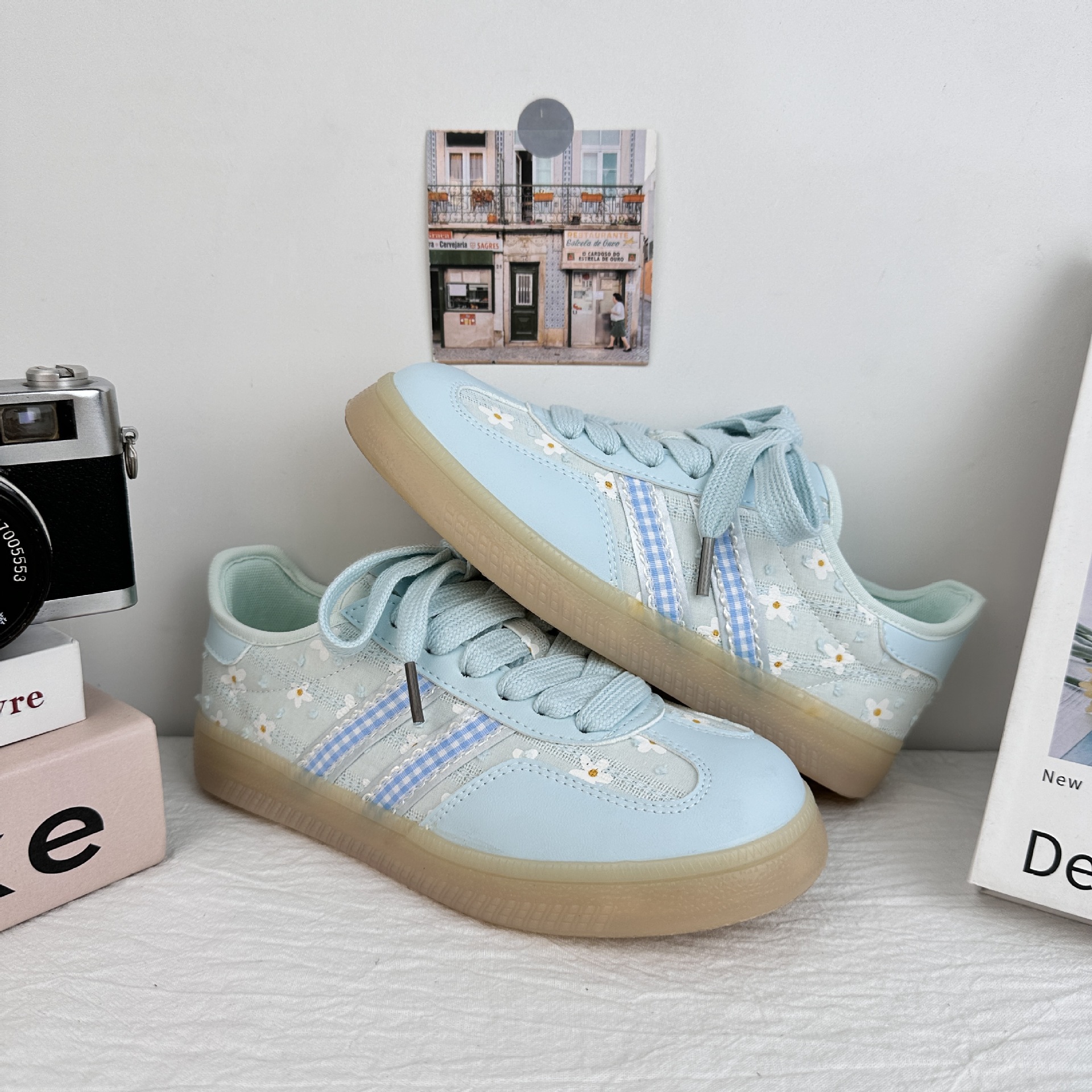 Yuanbo coreano zapatos de skate para mujeres 2025, verano nuevo bordado con zapatos blancos con falda retrógrada zapatos de entrenamiento alemán