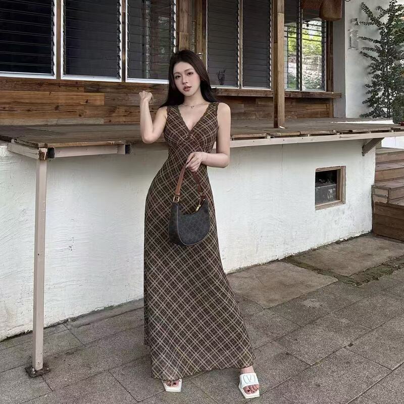 Xiaowei French retro Hong Kong style V-neck sleeveless plaid dress for women, 2026 summer new model, elegant and slimming long dress Xiaowei French retro Hong Kong style V-neck sleeveless plaid dress for women, 2026 summer new model, elegant and slimming long dress