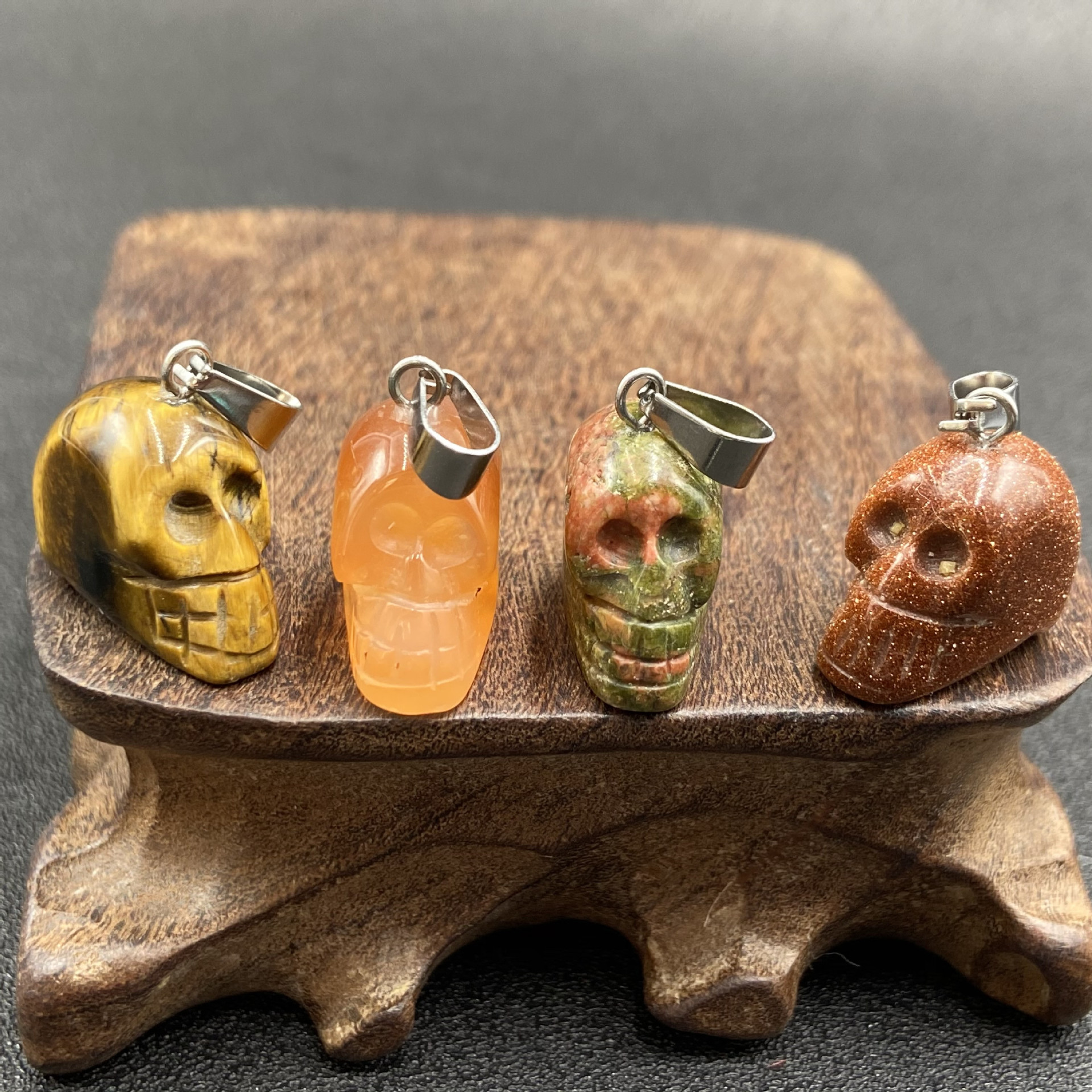 8g Weight Pendant Necklace Classification White, Red, Green, Blue, Wine Red, Gold Color Retro Crystal Tiger Eye Agate Skull Carved Stone Pendant 2