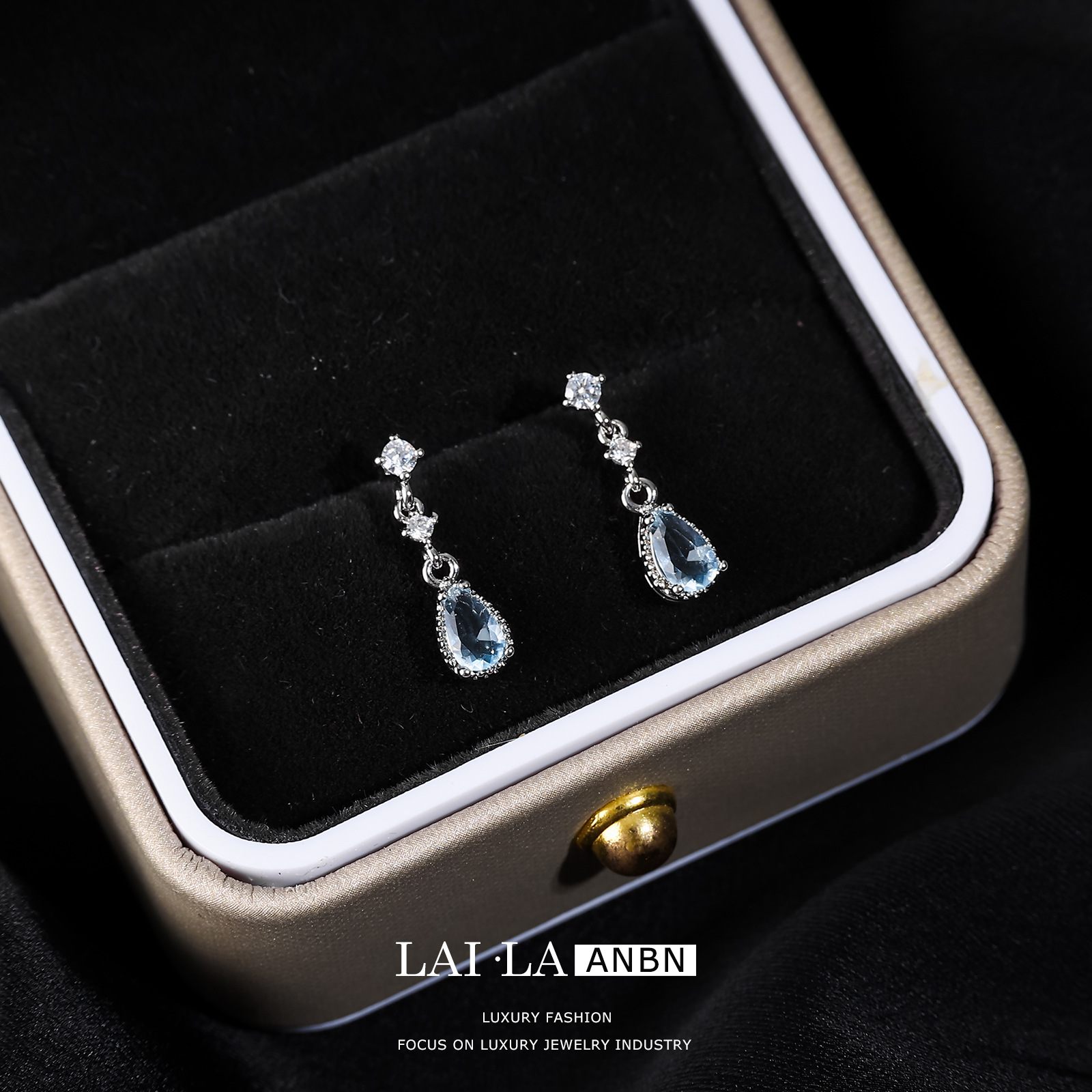 Walden Lake mosquito bobina clip de oreja hembra sin oreja azul claro pendientes de gota de agua temperamento mini pendientes al por mayor