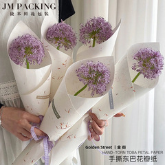 花を包む紙のバレンタインデーの手は東巴の花を引き裂きます。