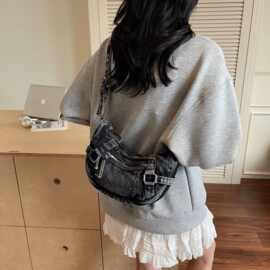 日韩新款做旧水洗牛仔布饺子包大容量单肩斜跨饺子包休闲通勤