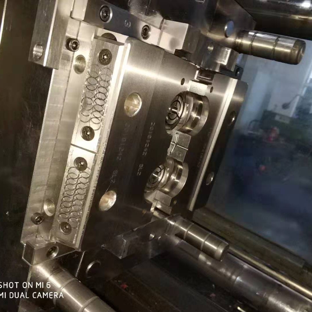 提供五金塑料包胶成型  电动工具双色包胶成型加工 产品组装 抛光