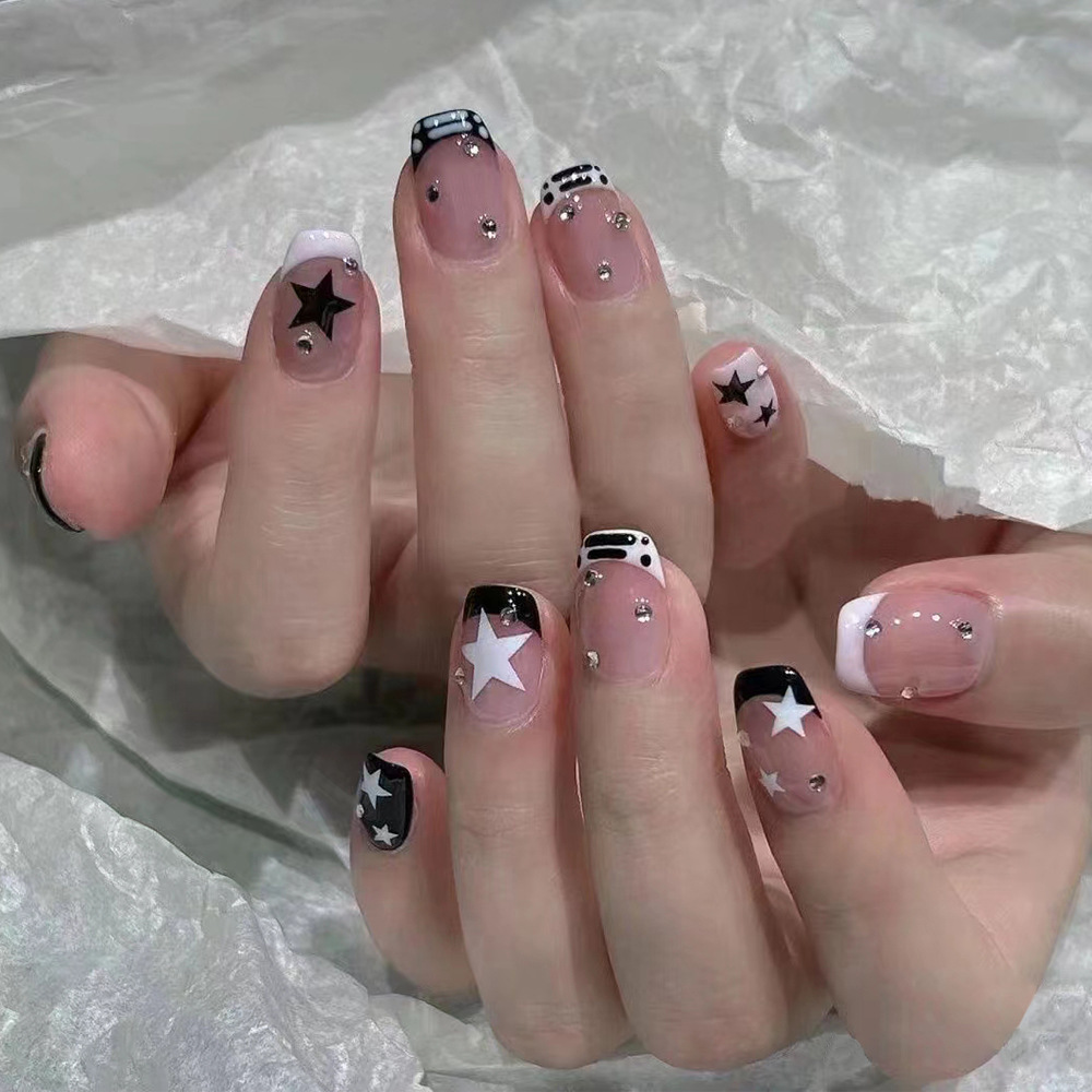 Pequeño libro rojo caliente, perforación de uñas calientes, estrella negra dulce y fresca, 24 piezas de parche de uñas falsas.