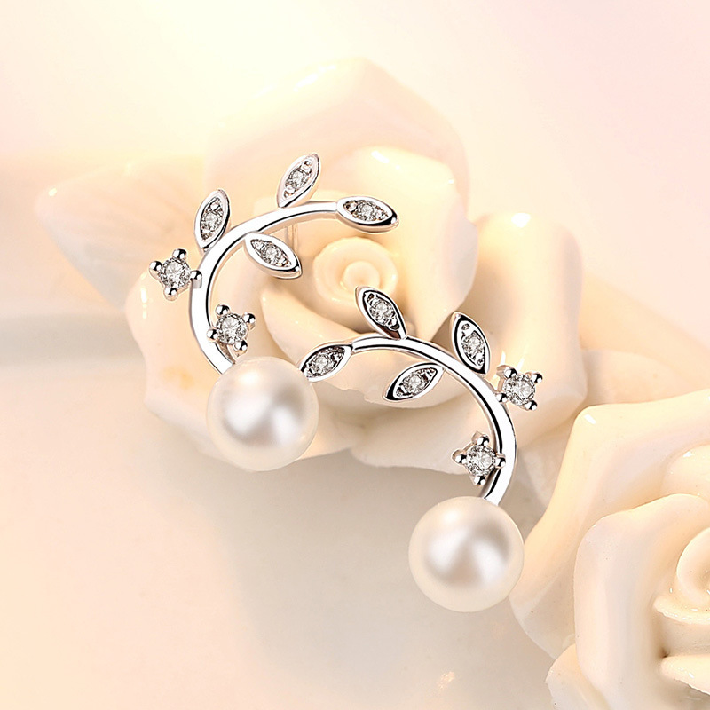 Fresh elegant fashionable earrings from pearl