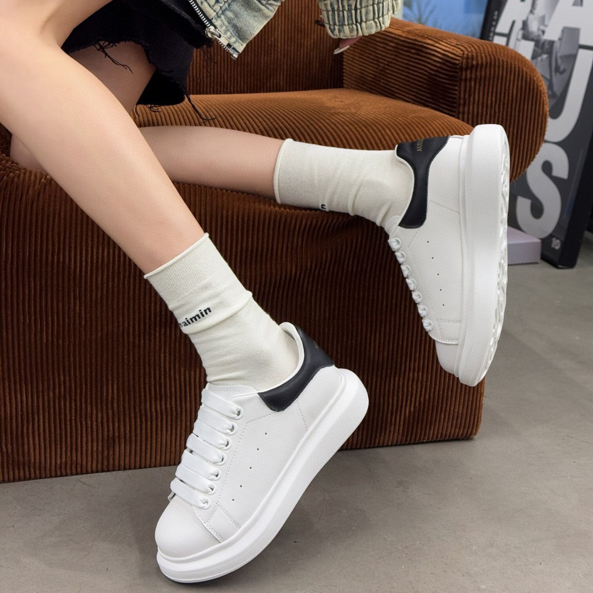 Giày sneaker nữ da đế dày tăng chiều cao mùa thu đông 2024 — Trắng/đen
