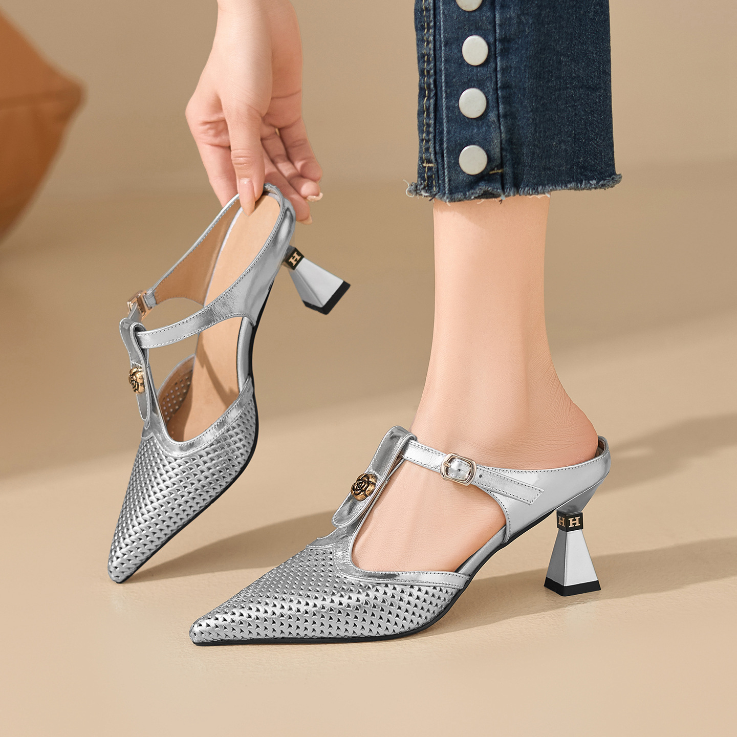 Sandal cao gót nữ quai chữ T mũi nhọn hở mũi, gót 7 cm — màu vàng