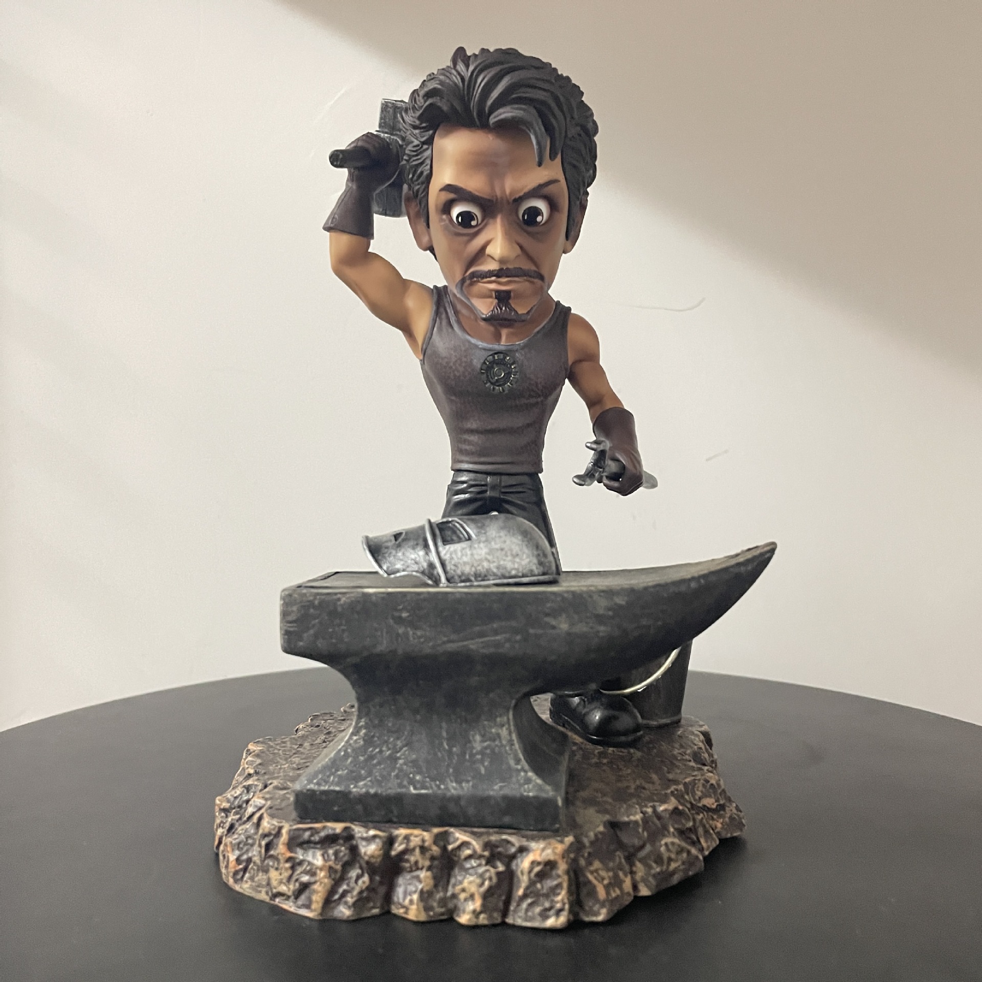 [Nuevo] Iron Man Tony golpea el estilo de la versión Q de hierro Mark 1 decoración de la figura Marvel Film and Television