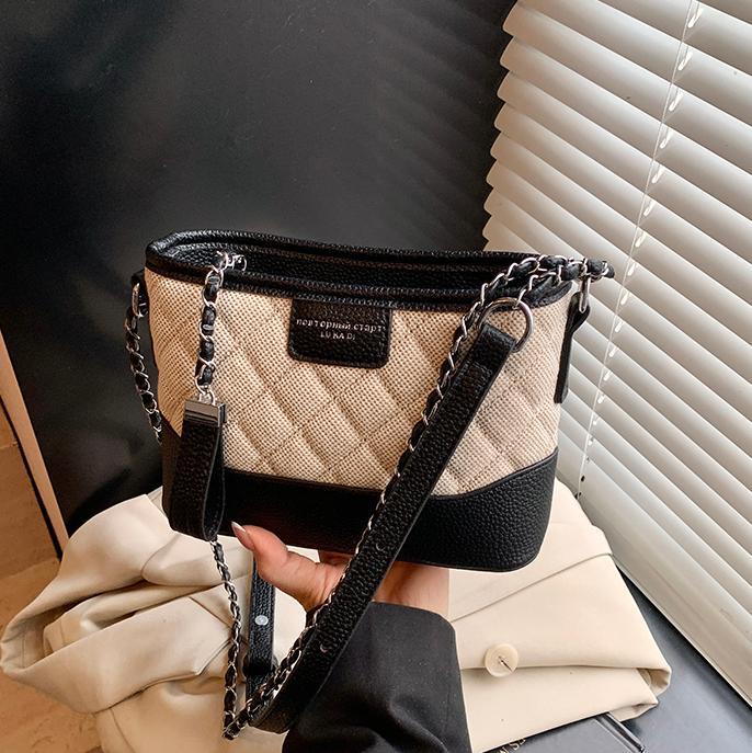 Bolsos pequeños de color de contraste populares de este año para mujer 2025 nuevo bolso de hombro de cadena de diamante bolso callejero de mensajero de todo fósforo de moda