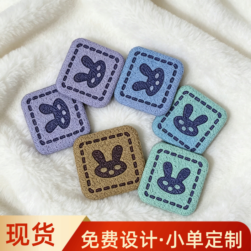 现货兔子皮标定制彩色超纤皮革鞋帽箱包饰品标签压印logo小熊皮牌
