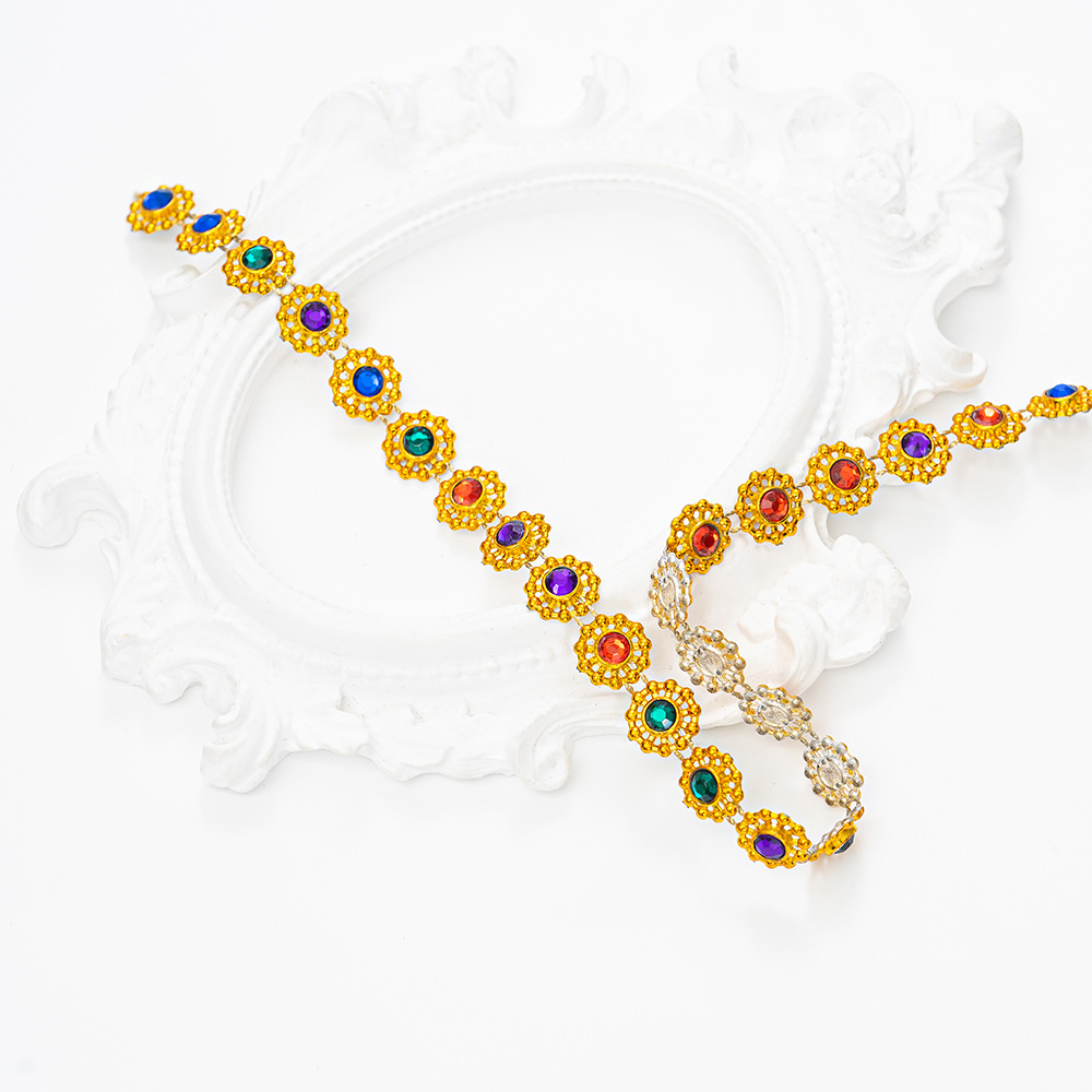 Taladro de presión de flor de ciruelo pequeño de una sola fila diamante de imitación de color AB diamante de alambre de galvanoplastia de protección del medio ambiente colorido cadena de perforación hueca de plástico accesorios de ropa