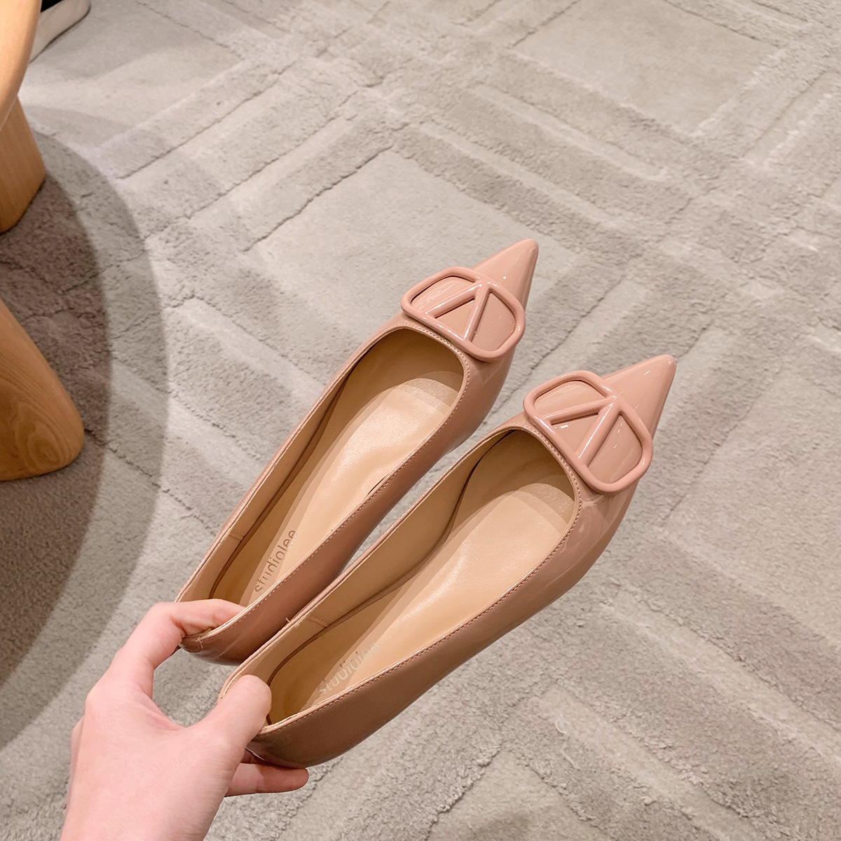Piel de oveja ~ la uva madre con una mirada emotiva botas punzantes de estilo V botón de viaje zapatos de mujer zapatos planos