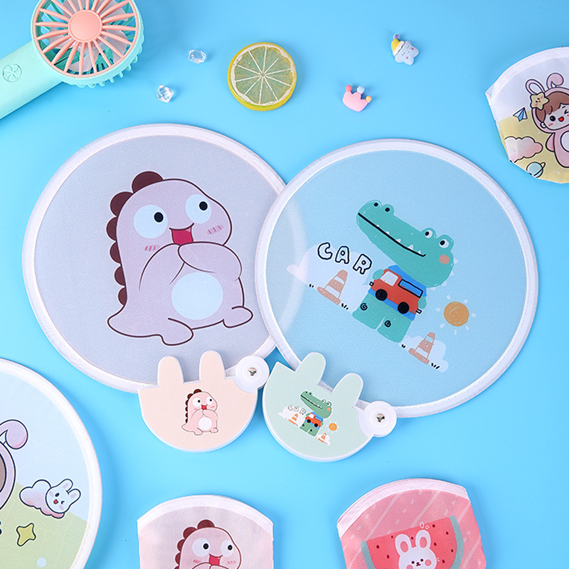 Ventilador plegable portátil de tela para jugar y viajar, mini ventilador de dibujos animados para niñas, adecuado para salir o para graduaciones.