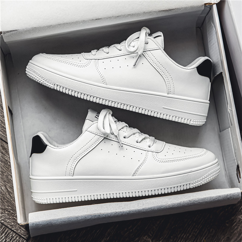 Primavera de zapatos blancos de suela gruesa 2024 nuevos zapatos de hombre estudiantes de moda de skate casuales elevados zapatos deportivos transpirables