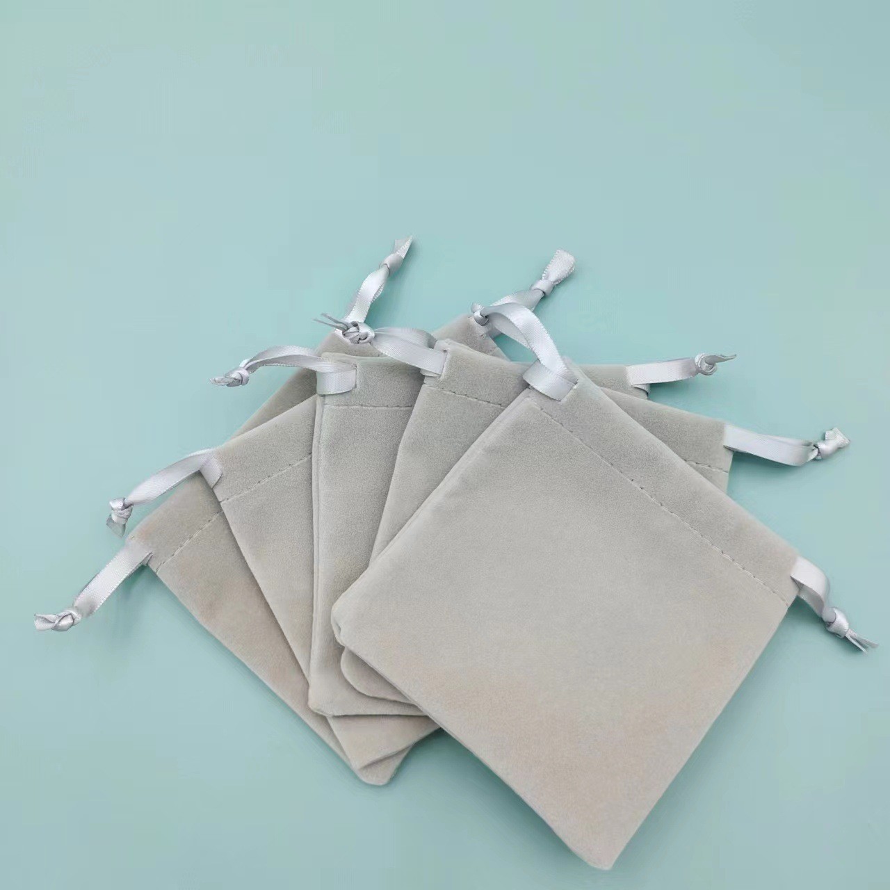 厂家批发新款灰色长毛绒抽绳平口袋手机耳机数据线电子配件收纳袋