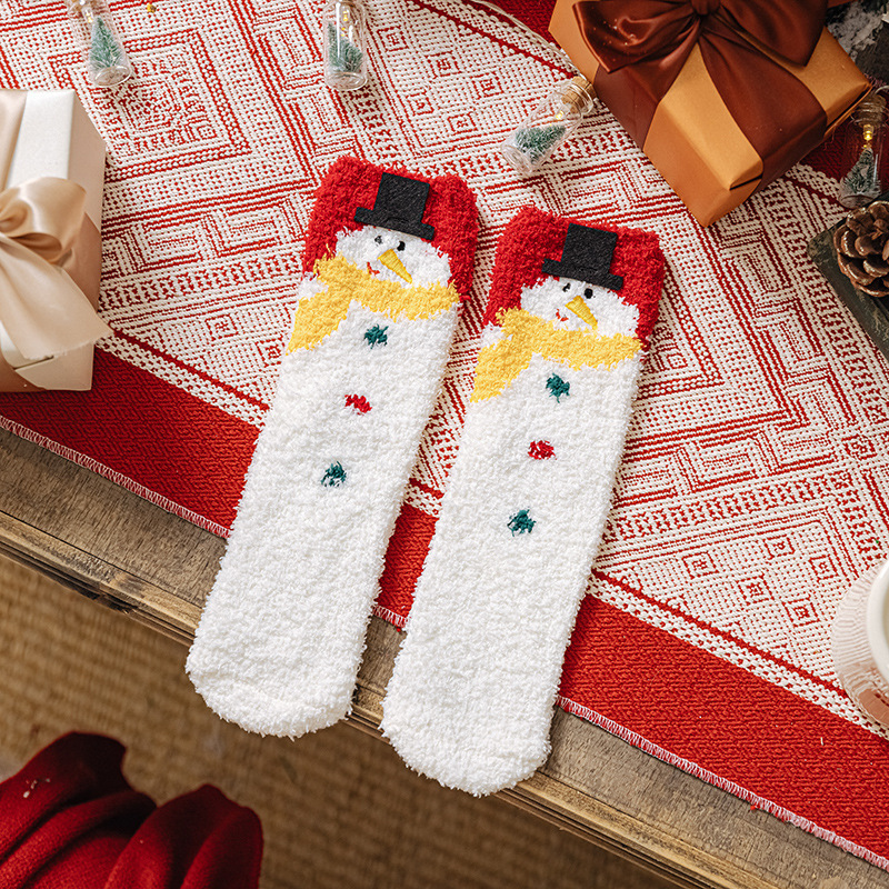 クリスマスの靴下の子供の珊瑚の絨毯の秋冬のカップルの親子はプレゼントをあげます。|undefined