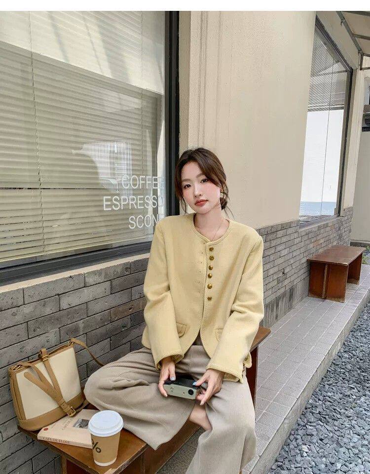 Áo khoác nữ dáng ngắn cổ tròn phong cách retro thanh lịch, form rộng, chất liệu tweed — Ren vàng chi tiết 26