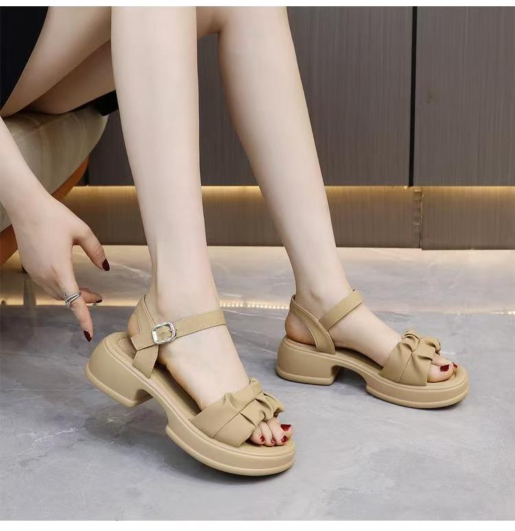 Sandalias de viento de hadas de fondo grueso para mujeres 2026 verano nuevo estilo de alta gama dulce de cuero suave sandalias de playa de una palabra
