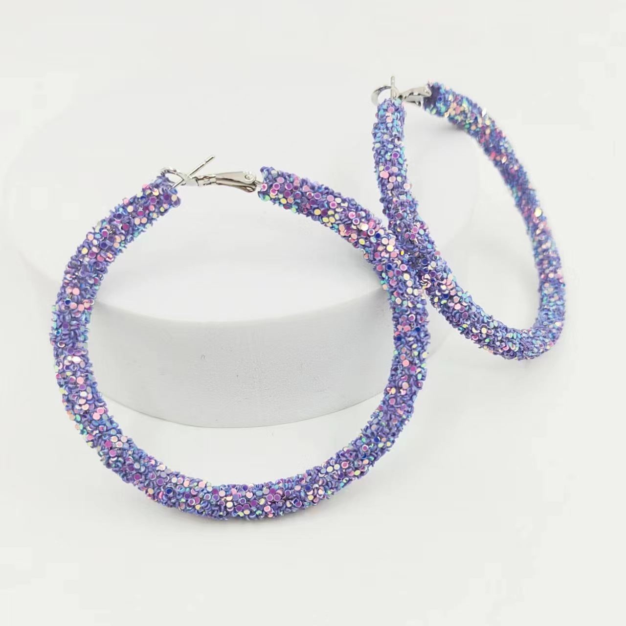 欧米風誇張スパンコール大丸型イヤリング　おしゃれなカラフルスパンコールキャンディーカラー個性派レディースイヤリング