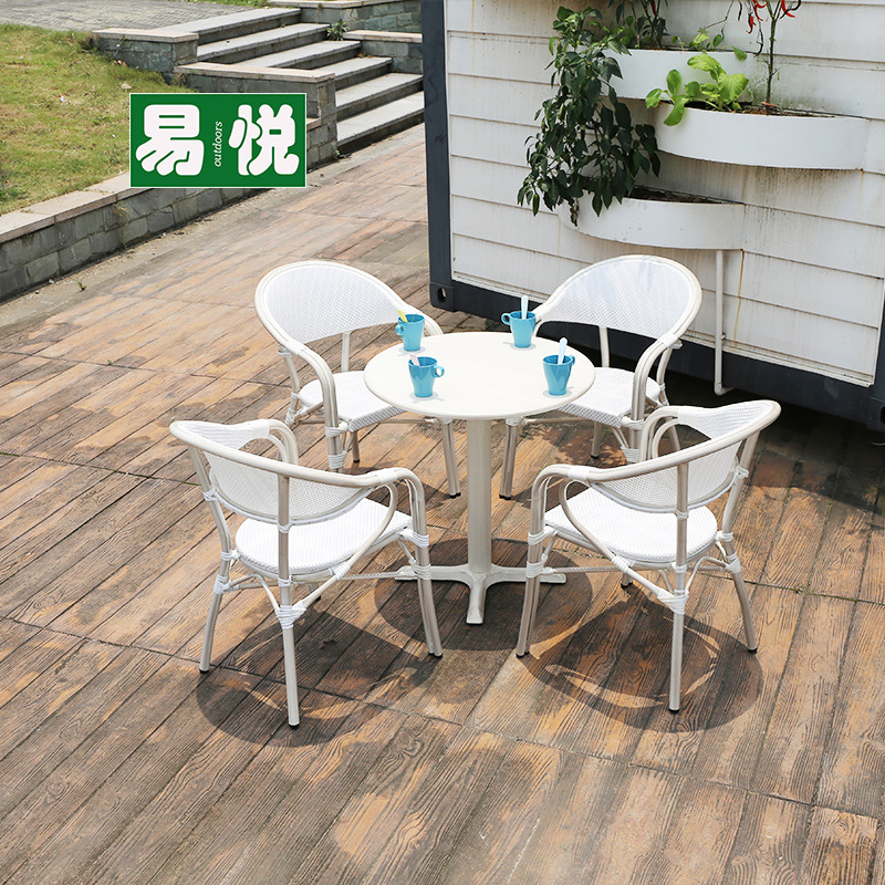 Tienda de té con leche Mesas y sillas al aire libre Sillas de mimbre de ocio de patio Juego de tres y cinco piezas Mesas y sillas exteriores de café Protector solar impermeable blanco
