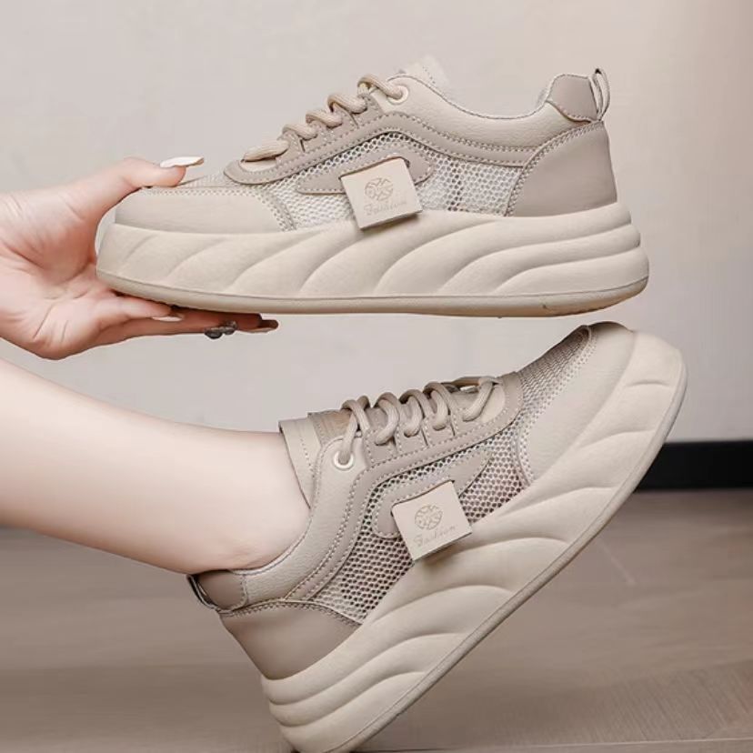 Zapatos de malla transpirables de color blanco para mujeres 2024 nuevos zapatos de pan de verano con suela gruesa versátil alta zapatos de suela suave para mujeres