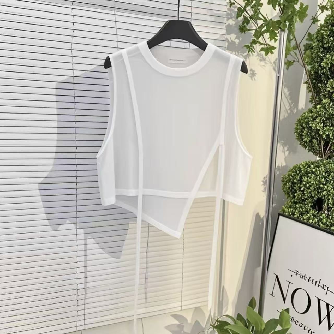 Yoga sleeveless T-shirt, layered under a sports vest, suitable for fitness and as outerwear, trendy women's top.