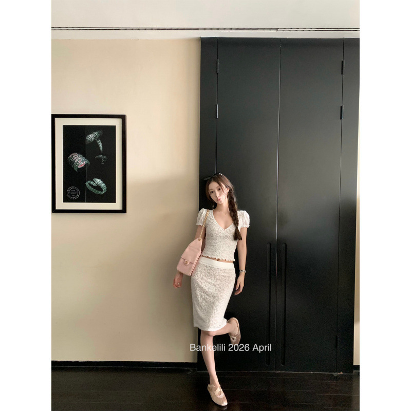 In-Stock Stylish Pure Desire V-Neck Lace Waist-Cinching Spicy Girl T-Shirt and Fishtail Bodycon Short Skirt Two-Piece Set for Summer