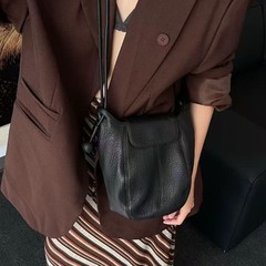 韩系/休闲百搭 泡泡纹羊皮牛角包包女2025单肩斜跨时尚慵懒腋下包