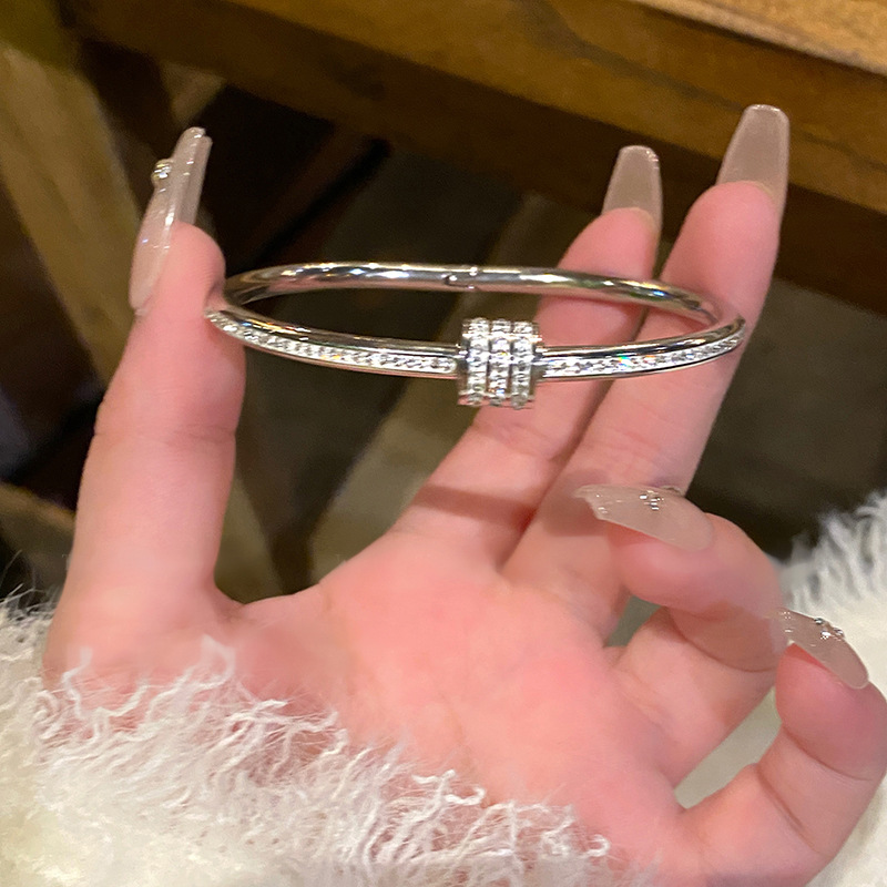 Pulsera de sentido Alto Diseño de cercanías simple pulsera de sentido al por mayor Pulsera geométrica de circón electrochapada de oro real elegante