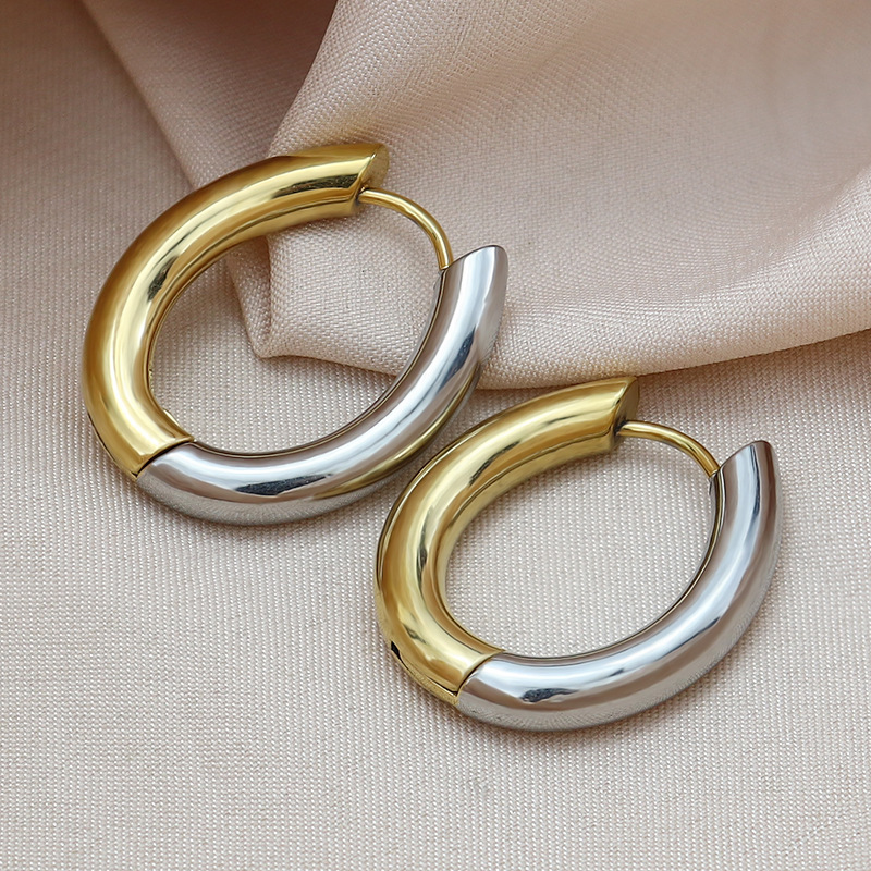 Ebay transfronteriza Venta caliente pendientes de acero de titanio Luz de lujo nicho de alto grado electrochapado temperamento gradiente pendientes femeninos europeos y americanos hebilla del oído