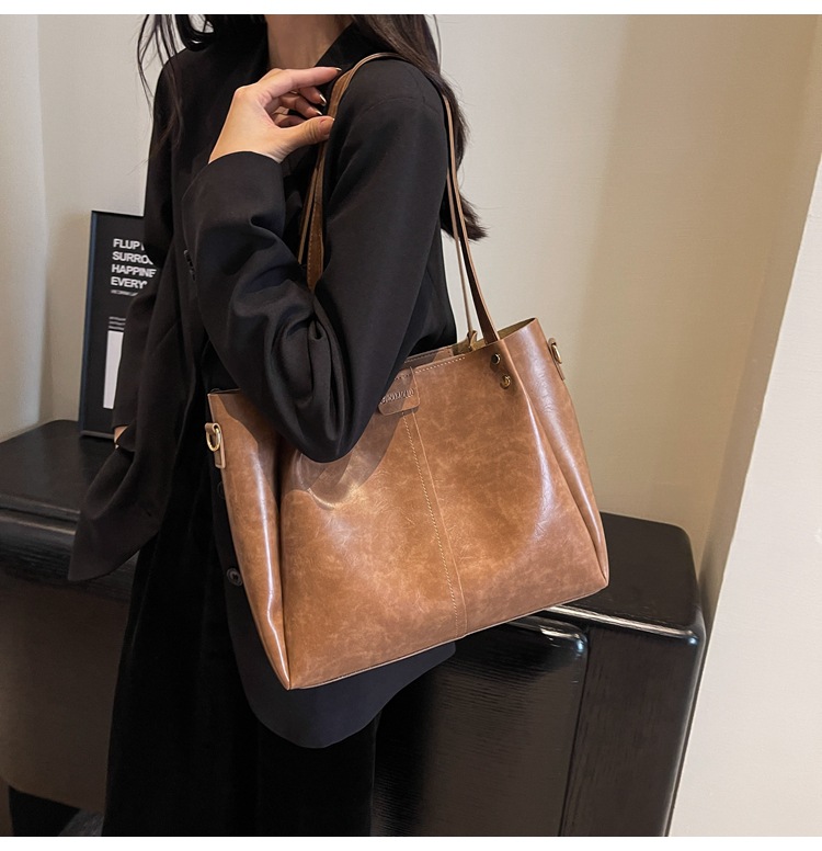 European and American retro large-capacity commuter tote bag 2024 new portable shoulder bag, textured wide shoulder strap messenger bag_voghion.com