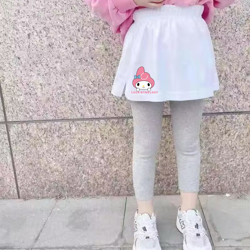 Pantalones cortas para niños con una base universal debajo de una falda de bebé de borde blanco coreano con una camiseta encantadora con base