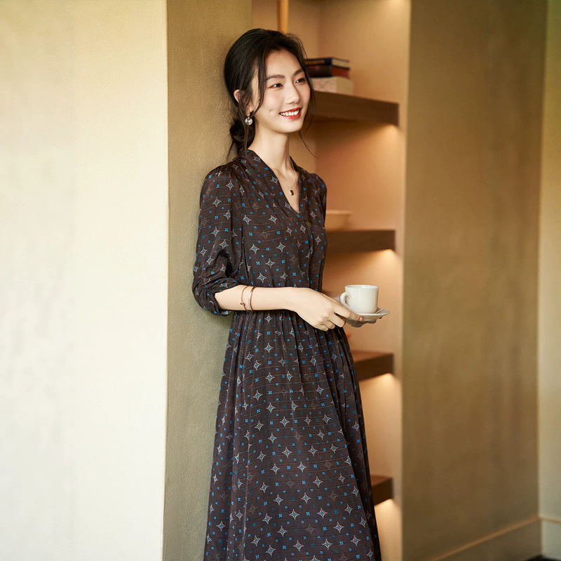80357 Retro Coffee-Colored Star-Printed Mulberry Silk Dress with V-Neck, Waist-Cinching, Mid-Length, Textured Tea Break Dress