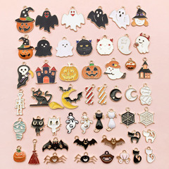 50種類のハロウィーン鬼節幽霊カボチャコウモリが油を垂らしてDIY合金アクセサリーを飾っている