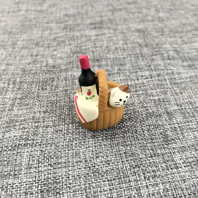 레드 와인 병 바구니 고양이