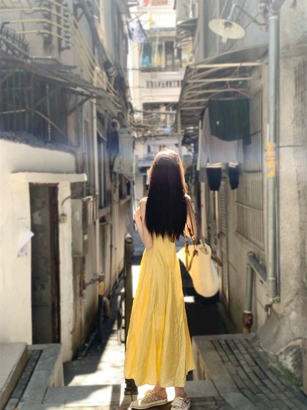 多巴胺法式度假黄色吊带连衣裙女2025夏季新款温柔风收腰显瘦长裙|undefined