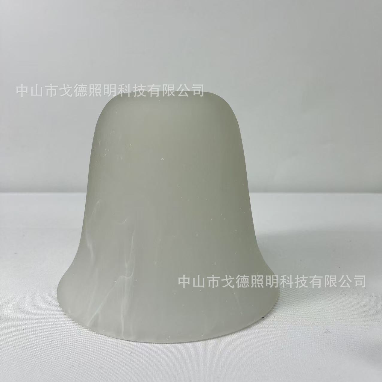 독립적인 종이상자와 발포 포장재로 포장된 아이보리색 삐에로 모자 (갓만 해당) D15*H13CM