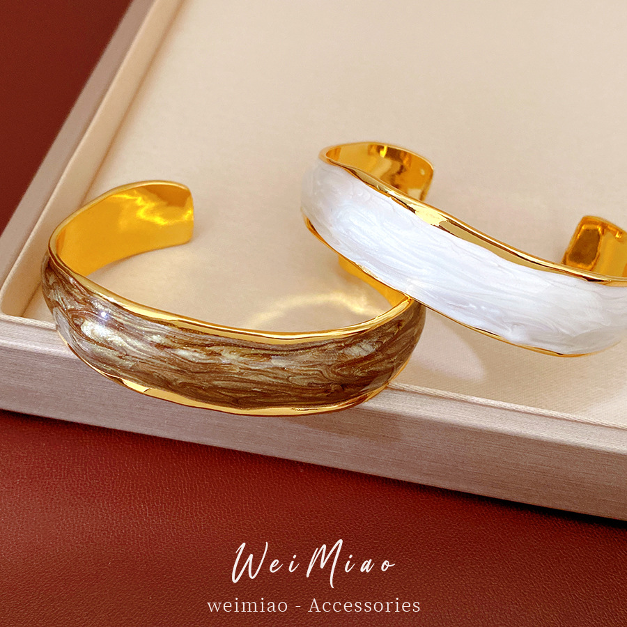 Brazalete ondulado de oro real galvanizado con goteo de aceite, pulsera de exageración de personalidad transfronteriza europea y americana, joyería de nicho de lujo ligera