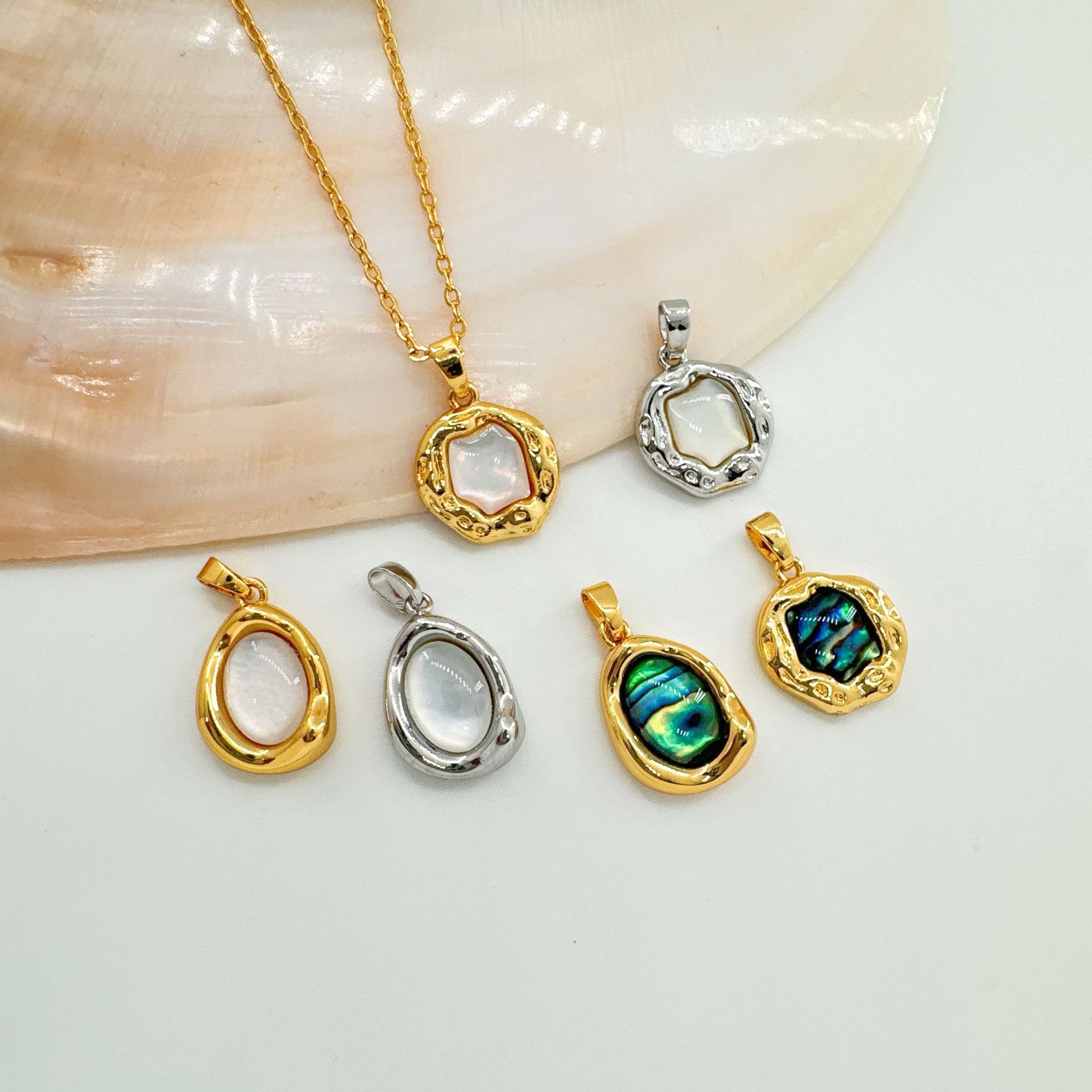 Enchapado de 18K con protección del color, concha blanca, abulón, concha ovalada, colgante irregular, pulsera de bricolaje, colgante, joyería