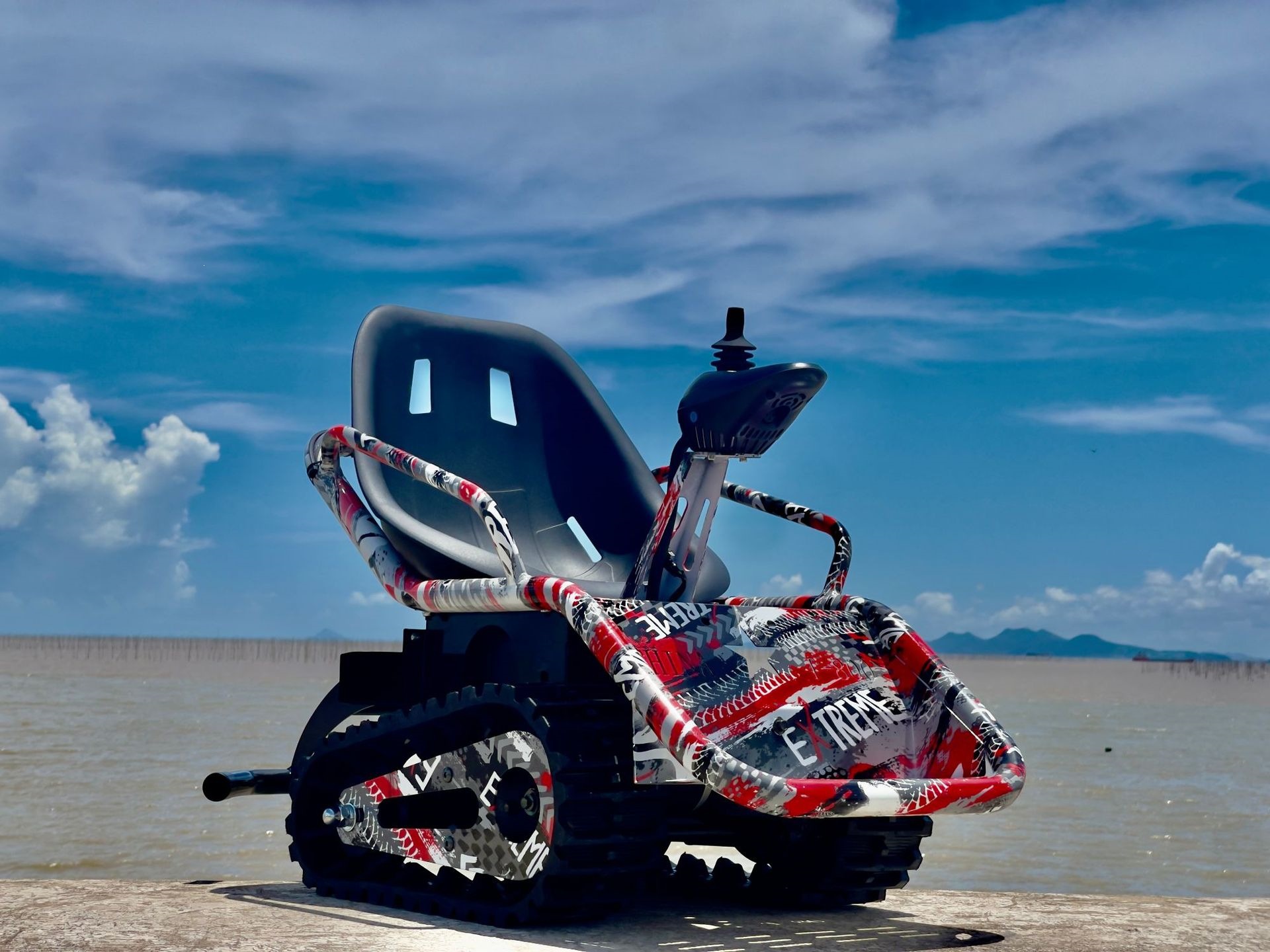 Children's Electric Tracked Beach Vehicle, All-Terrain Tracked Go-Kart, Upgraded Anti-Tip Tracked Tank Vehicle