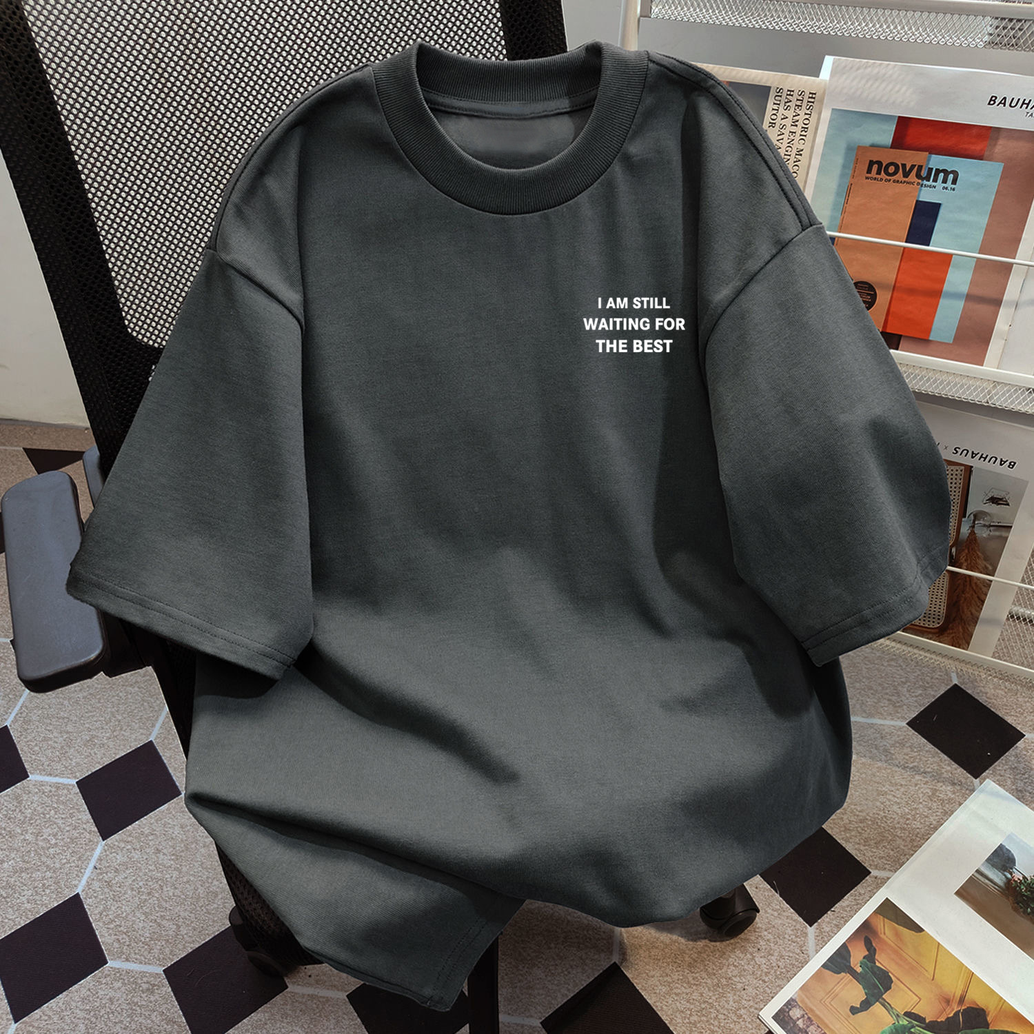 짙은 회색