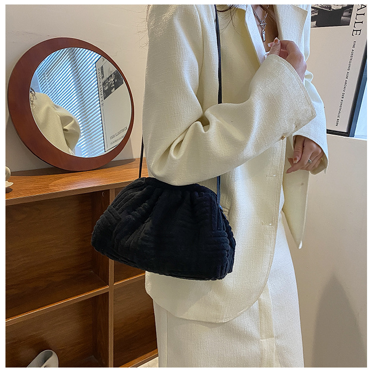 184g Weight Polyester Lining Material Clasp Frame Closure Type Sling Strap Strap Type Crossbody Bag Bags Type Casual, Daily, Shopping Occasion velvet Material Solid Color Pattern All Seasons Season Women's Gender Basic Style Cloud Shape Shape Women's Velvet Solid Color Basic Cloud Shape Clasp Frame Crossbody Bag 无