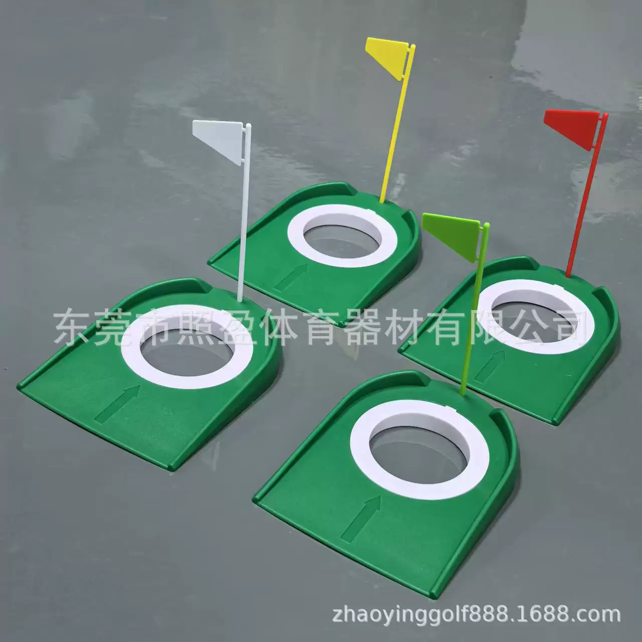 Производитель источника поставляет пластиковую пластинку для гольфа