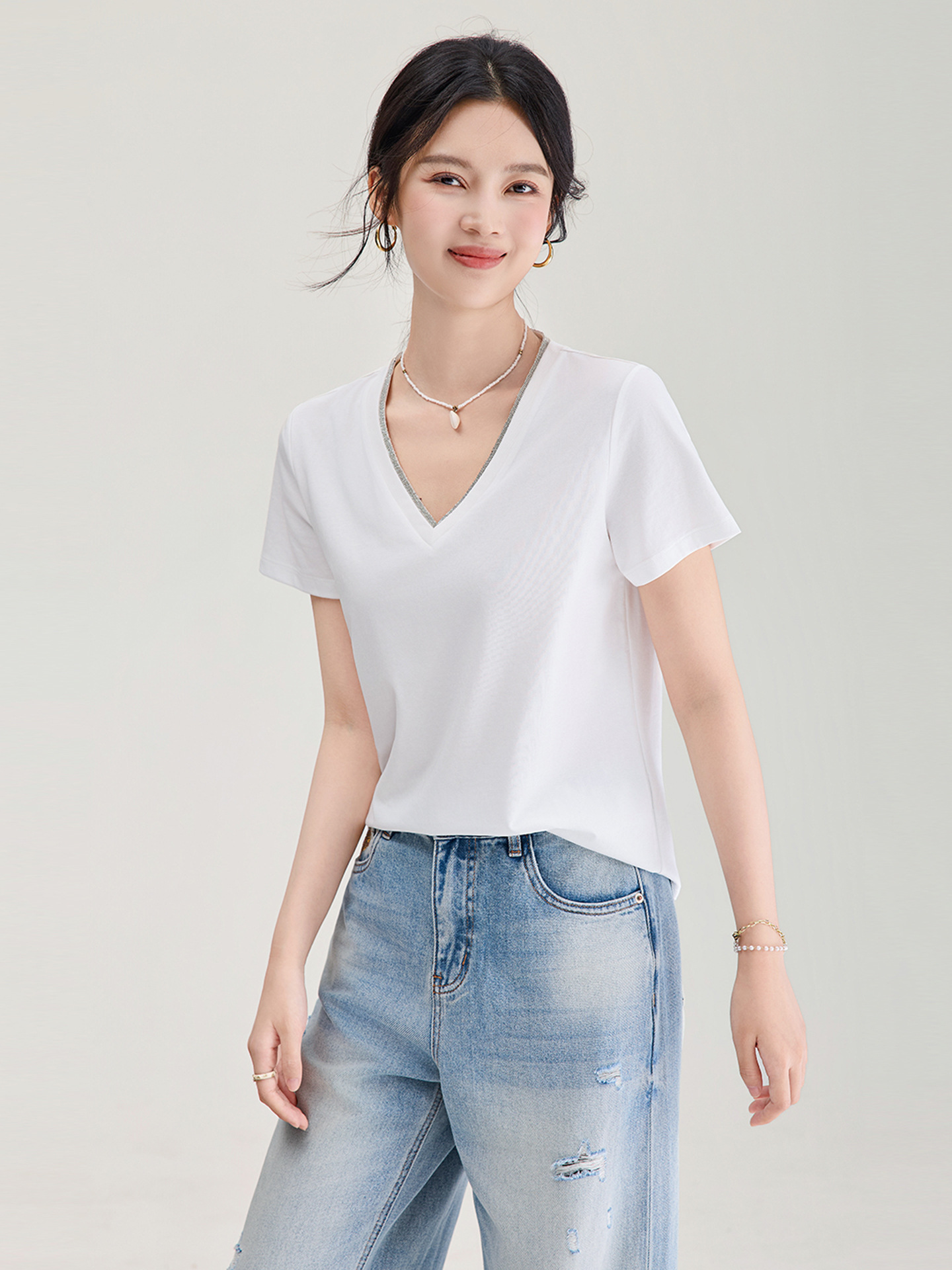 Áo thun nữ cổ V ngắn tay đính đá phong cách công sở — màu trắng
