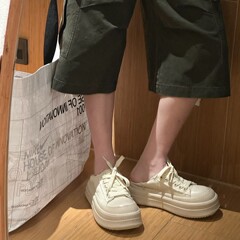 レトロ汚い超軽い厚い底の子供の頭のズックの靴の女性の2025春の夏の新型の百合のカジュアルなファッションの板の靴