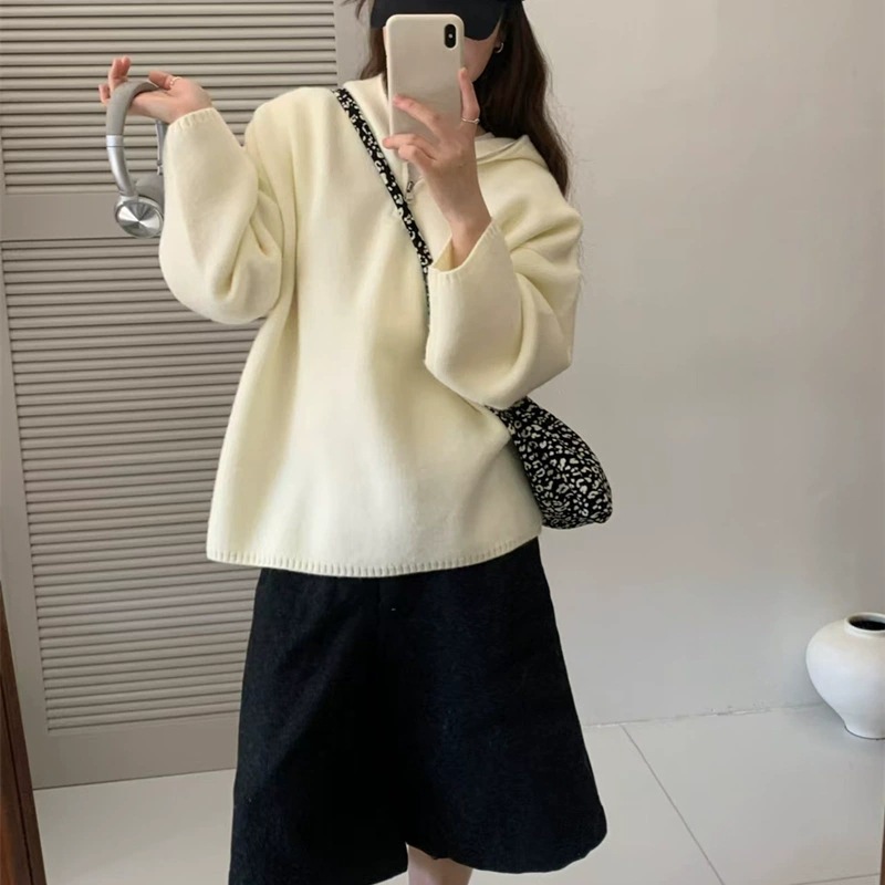 Knitted sweater with zipper with hood