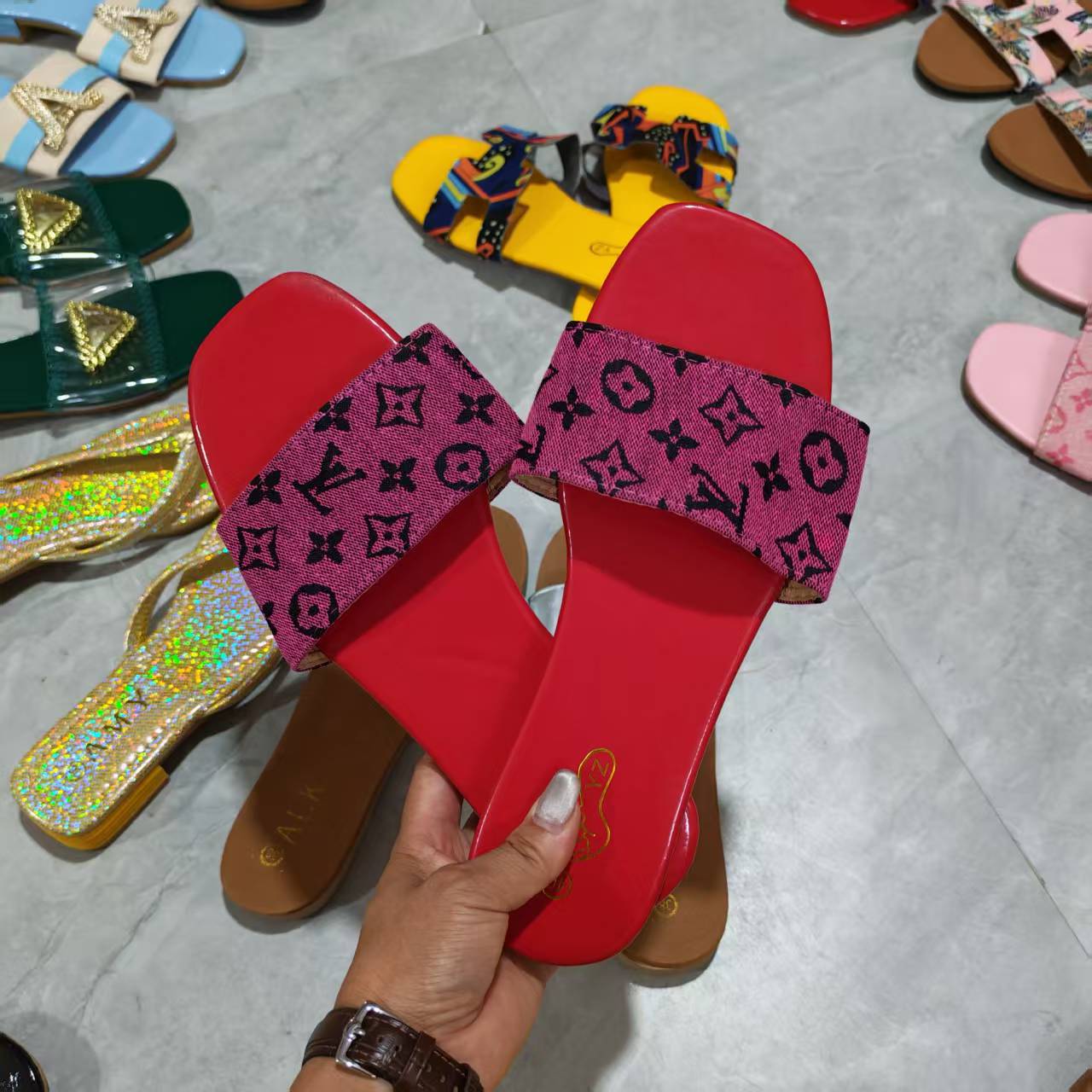 Transfronterizos zapatillas de fondo plano de gran tamaño para mujeres de verano nuevos zapatos europeos y estadounidenses zapatillas de hebilla para mujeres de comercio exterior